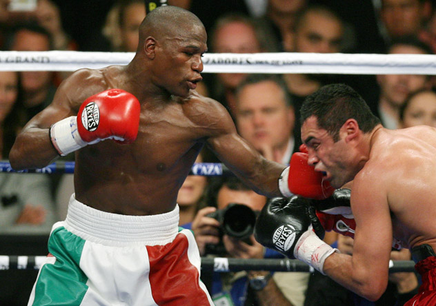 Floyd Mayweather lands a punch on Oscar (Getty Images)