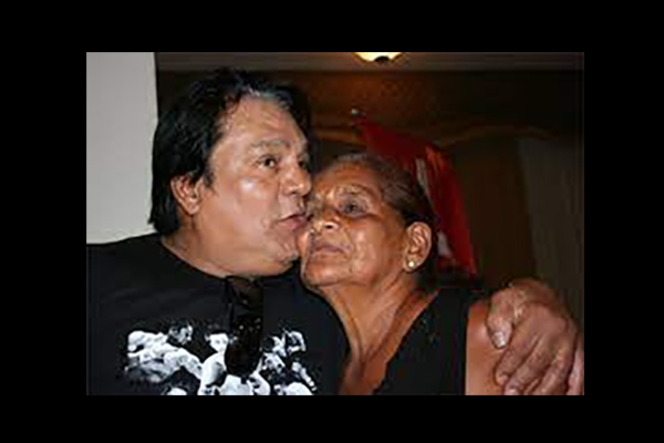 Roberto Duran junto a su madre